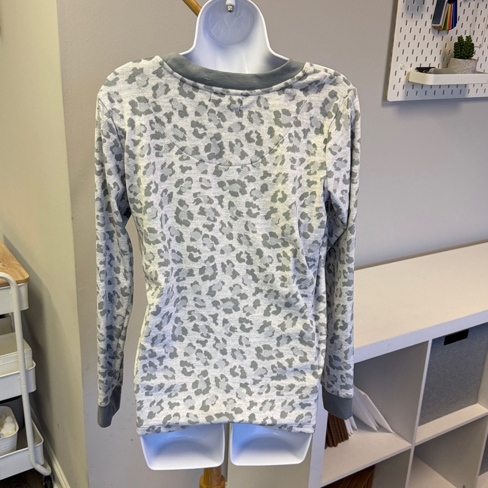 NWT Rene Rofe Gray Animal Print Long Sleeve Super Soft Lounge Top Sz L - Picture 4 of 5